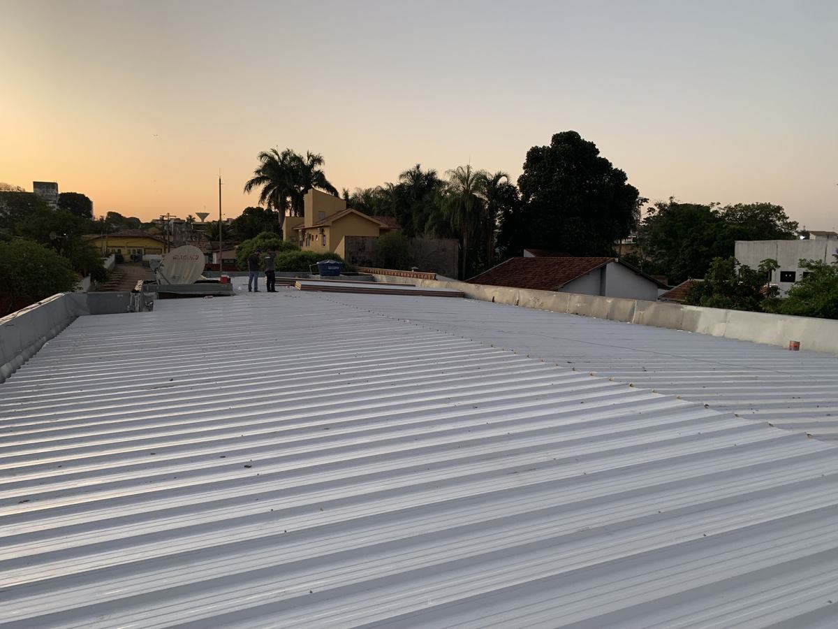 Cobertura metálica nova ao entardecer em Campo Grande