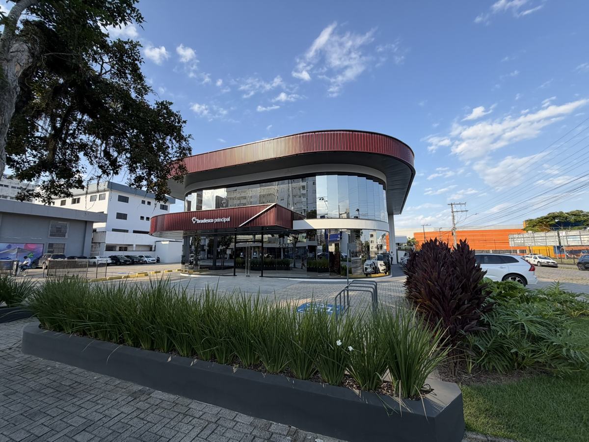 Fachada da agência Bradesco Principal em Joinville com paisagismo