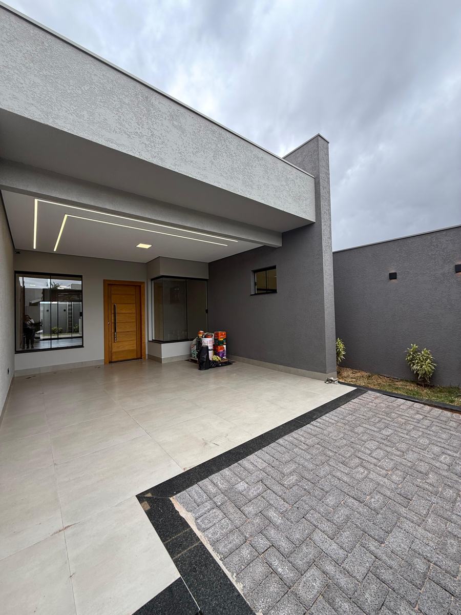 Residência nova com garagem de piso intertravado e fachada em cinza