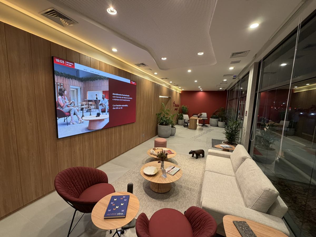 Lounge da agência Bradesco Principal em Taubaté com painel de madeira e poltronas