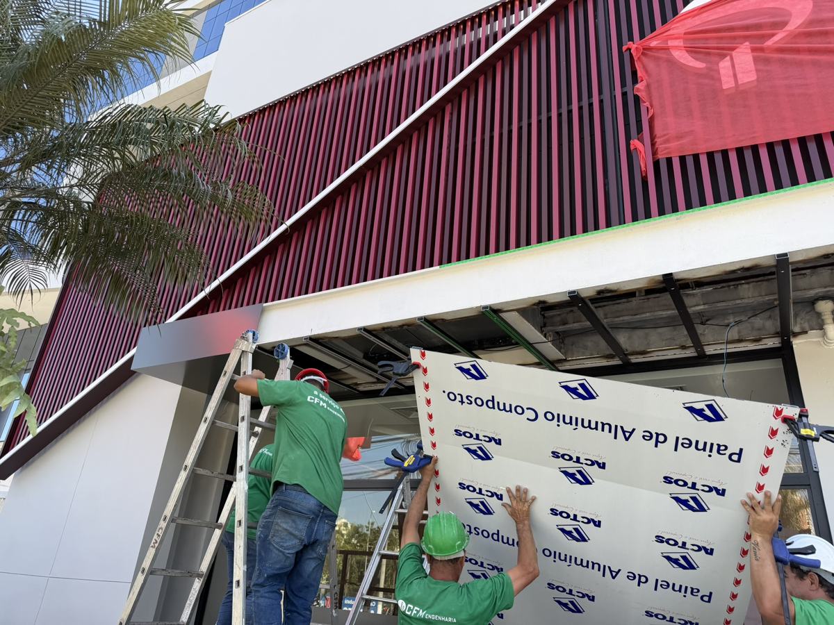Equipe da CFM instalando painéis de alumínio composto na fachada