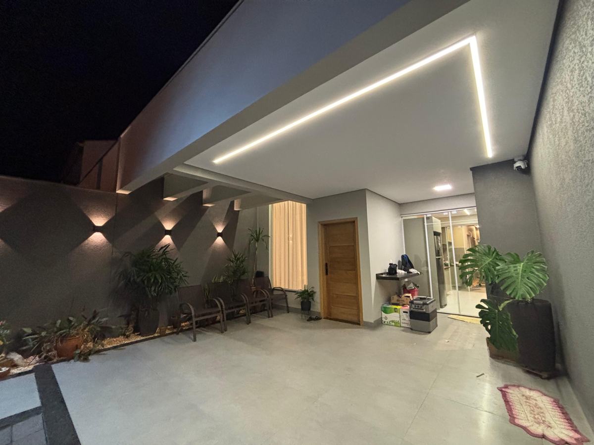 Fachada residencial com iluminação embutida no forro da garagem